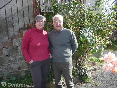 Patricia et Bernard Guinard apportent leurs pierres 
 l’difice de la mmoire. - Roussel Sandrine
