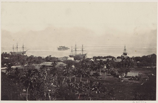Tahiti, vue sur Papeete, avec les fr�gates la Sibylle, l'Astr�e et l’Euryale et motu Uta au loin
