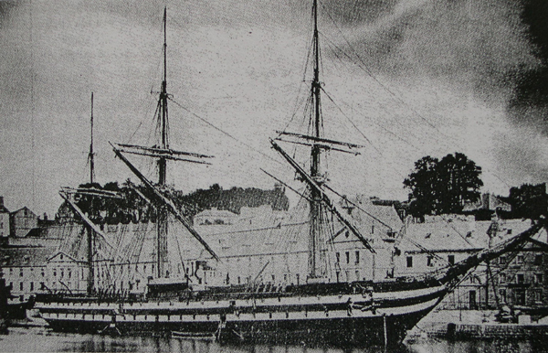 la Garonne amarrée au port de Cherbourg